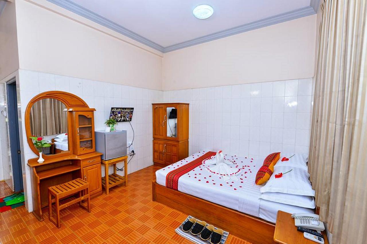 Hotel Smile Пин О Луин Екстериор снимка