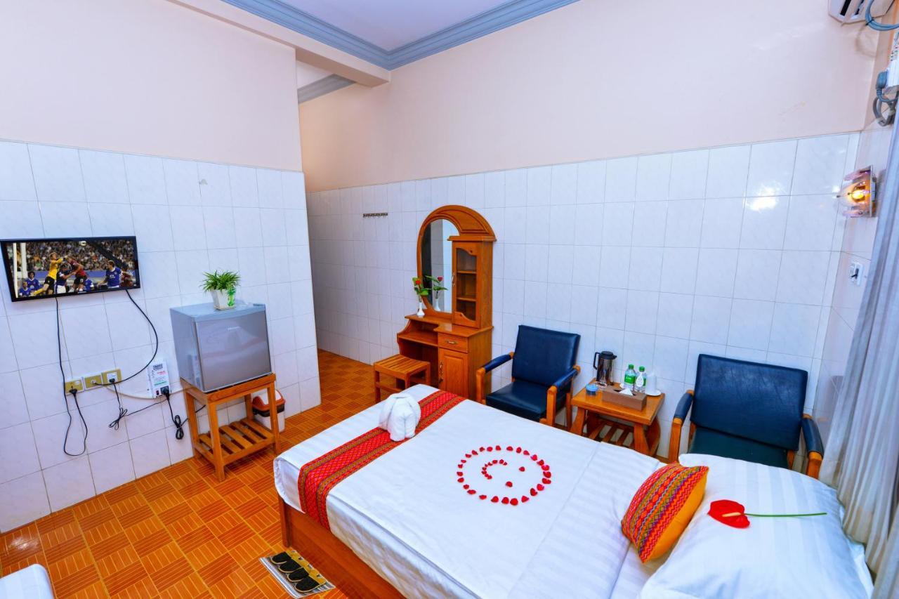 Hotel Smile Пин О Луин Екстериор снимка